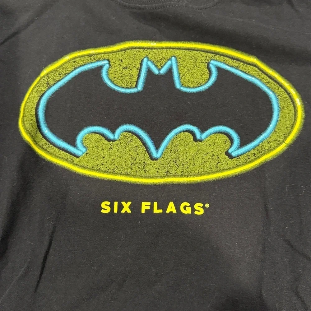 Kids Batman Logo Black T-Shirt. Six flags. Size youth Medium.